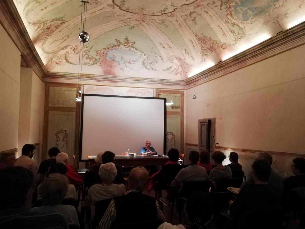 Presentazione libro "Gli eroi bevono vino" di Laura Pepe